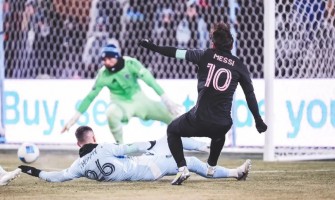 Comment est-ce de jouer au football à -17 degrés Celsius ?