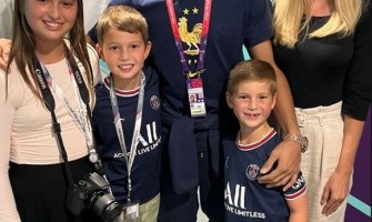 Mbappe signe un autographe pour le fils d'Ivanka