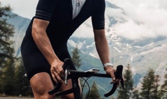 Neuer boit de la bière en maillot hajduk
