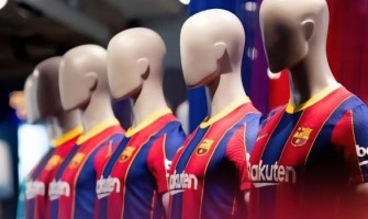 Porter un maillot du Real Madrid à la boutique Barca !