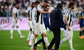 Un accident insolite : blessé par un tacle d'un supporter